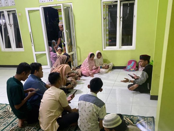 Pelatihan Editing Video dan Desain Grafis untuk Remaja Mushola (IRMUS) Al Barokah
