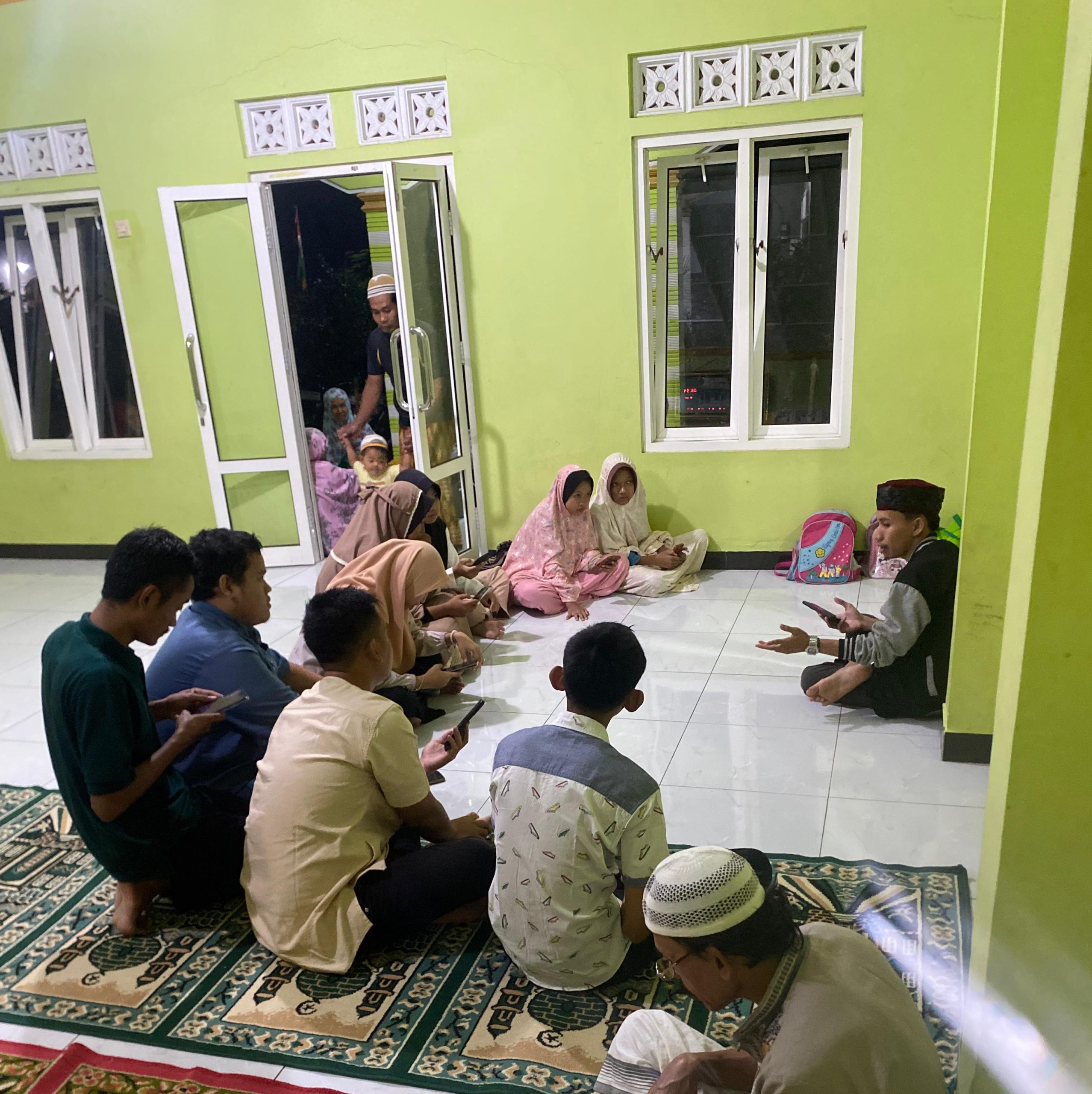 Pelatihan Editing Video dan Desain Grafis untuk Remaja Mushola (IRMUS) Al Barokah