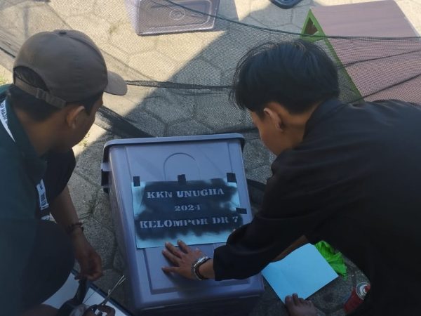 Pembuatan Meja Mengaji dan Pengecetan